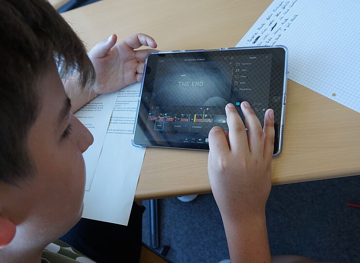 Junge schaut auf iPad