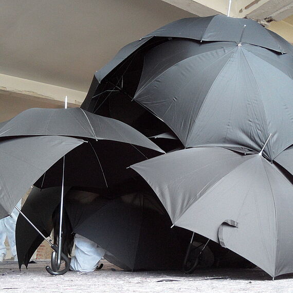 Schwarze Regenschirme