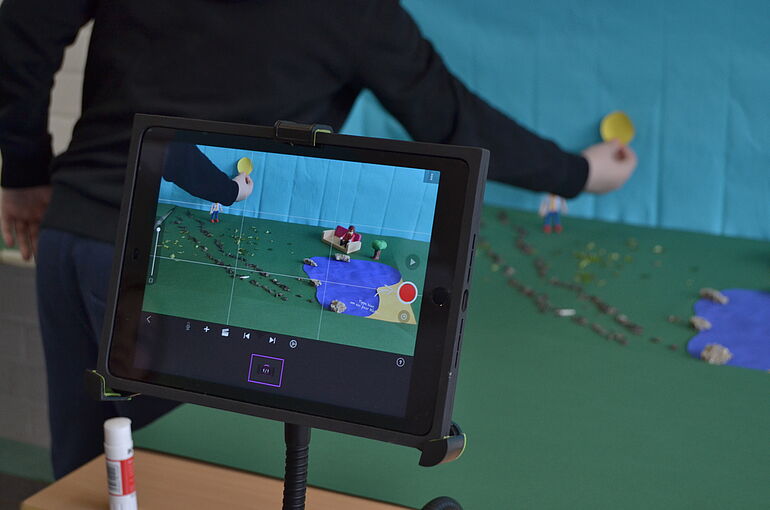 Tablet filmt Trickfilmhintergrund