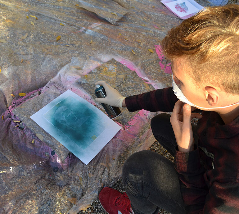 Jugendlicher mit Spraydose