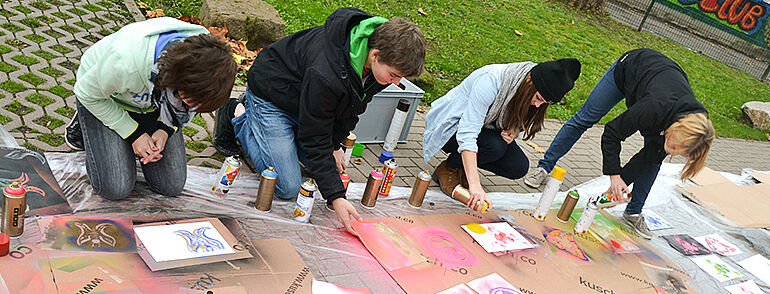 Jugendliche sprayen mit Schablonen