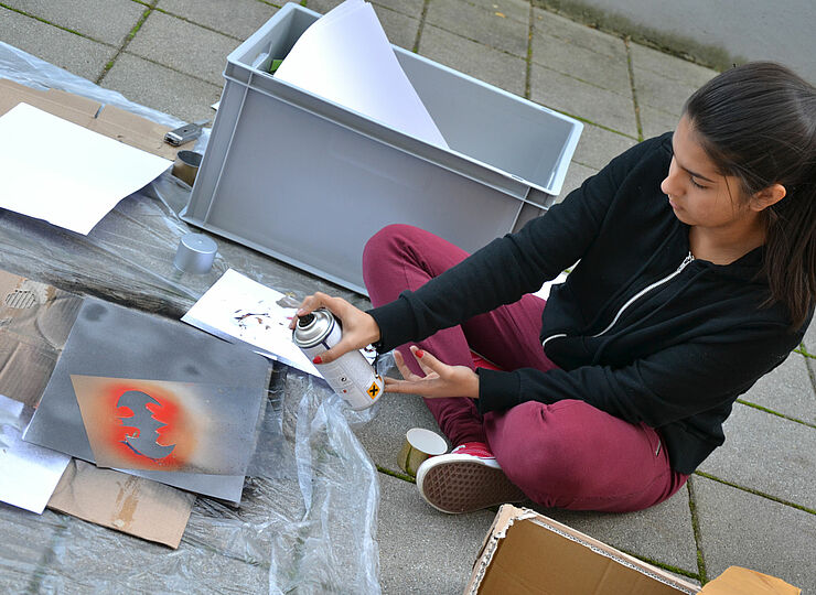 Jugendliche mit Spraydose